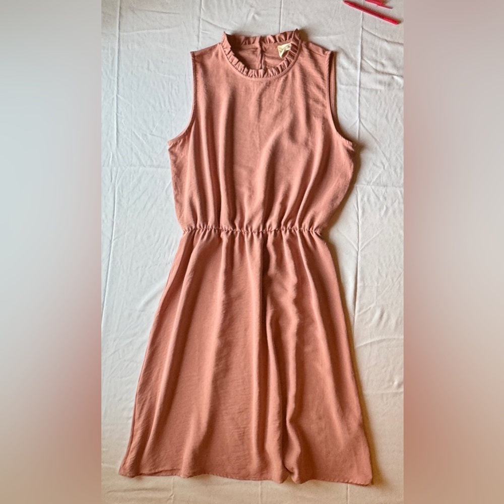 (M) BETSEY'S BOUTIQUE SHOP Dusty Rose Colored Ruffle Edge Jewel Neck Midi